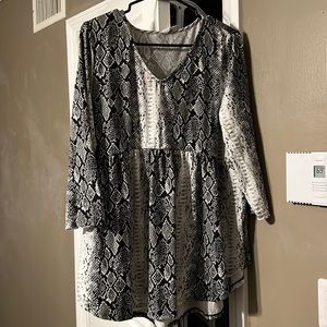 EUC HoneyMe Snake Print Empire Waist Flowy Top Black White L Large VERY Soft